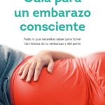 Portada del libro "Guía para un embarazo consciente" de Laia Casadevall, mostrando mano sobre vientre embarazado con ropa roja, título en color turquesa y subtítulo sobre tomar las riendas del embarazo y parto