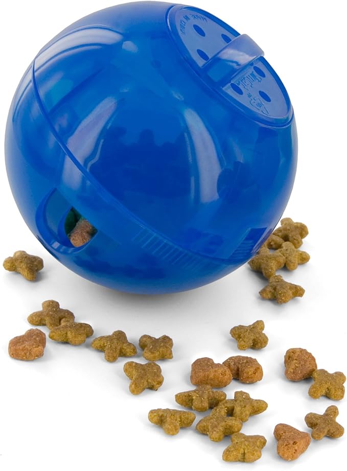Dispensador interactivo PetSafe SlimCat azul brillante con forma esférica, orificios ajustables para snacks y premios, rodeado de croquetas para gatos en forma de estrella y corazón sobre fondo blanco