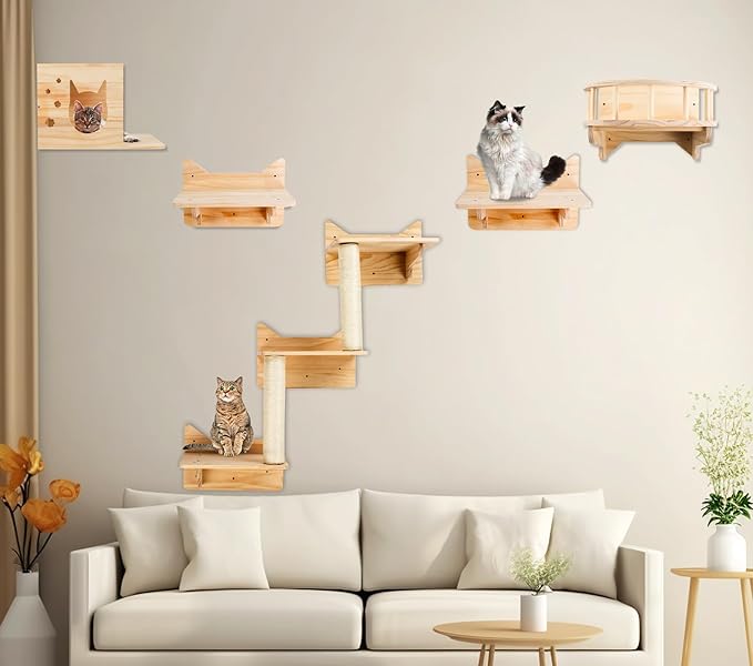 Sistema de estantes para gatos en madera natural con diseño vertical, incluye 6 plataformas con bordes elevados, poste rascador central y decoración felina, montado sobre pared beige junto a sofá blanco y decoración minimalista