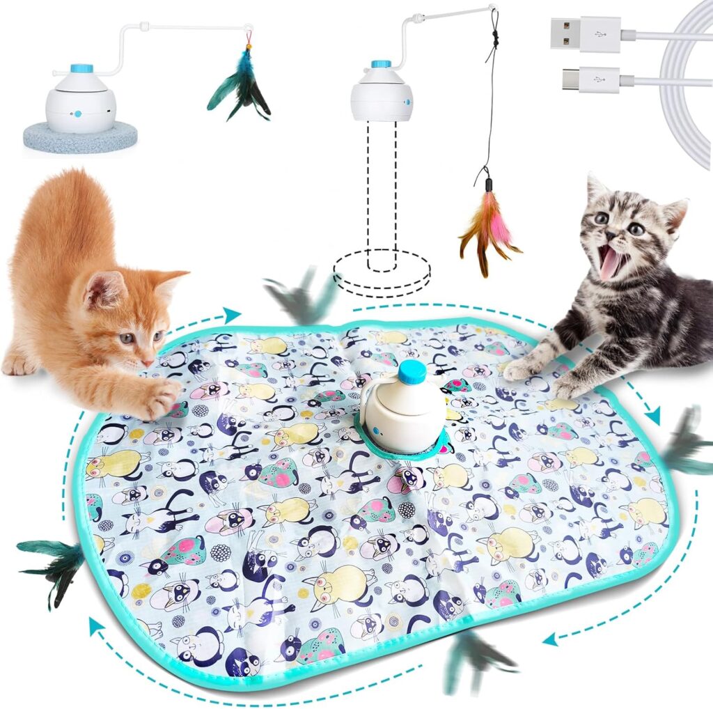 Juguete interactivo para gatos con alfombra estampada turquesa y blanca, dispositivo electrónico giratorio con plumas de colores, incluye gato naranja y gato atigrado gris jugando, cable USB y base antideslizante
