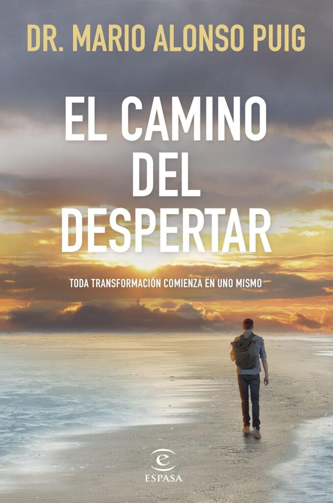 Portada del libro El Camino del Despertar del Dr. Mario Alonso Puig, imagen de hombre caminando solo por playa al atardecer con mochila gris, título en letras blancas sobre cielo dorado y nubes dramáticas, subtítulo Toda transformación comienza en uno mismo, editorial Espasa